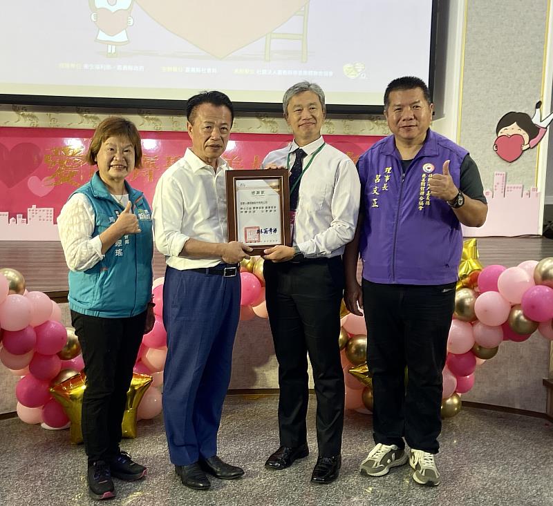宏泰人壽贊助微型保險受肯定，嘉義縣長翁章梁頒發感謝狀，宏泰人壽直營業務部吳士頌經理代表受獎。