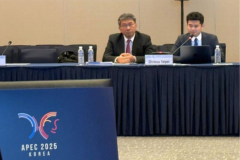 ACABT代表—朱正永執行秘書(左)與劉承翰專案經理於APEC PPSTI 26科研能力建構分組會議進行年度工作報告。