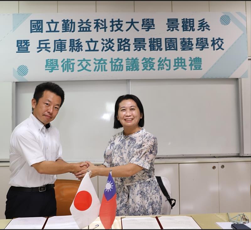方智芳主任（左）與大藪崇司教授（Takashi Oyabu）合影