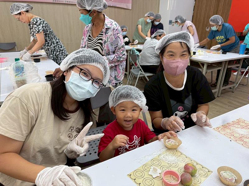 嘉縣心理健康月活動 親子做月餅體驗紓壓之道