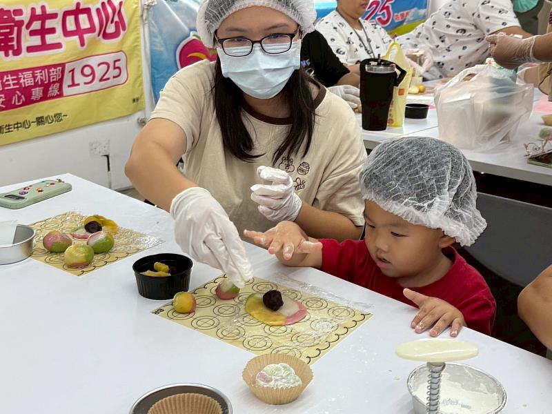 嘉縣心理健康月活動 親子做月餅體驗紓壓之道