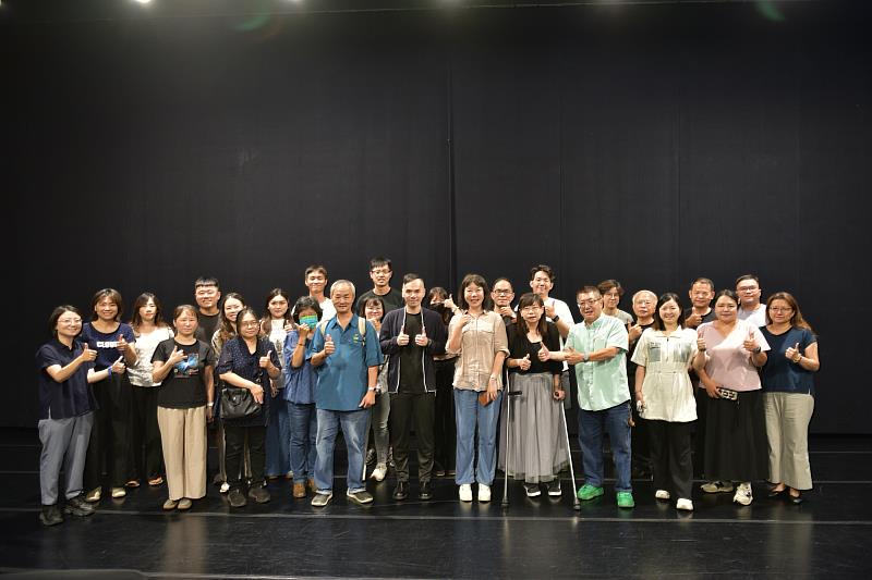 南市民族管絃樂團迎新局，陳柏元接任團長，帶領團隊走向跨域與共融。(圖為臺南市政府文化局長黃雅玲、專門委員方敏華、新任團長陳柏元及臺南市民族管絃樂團團員大合照)
