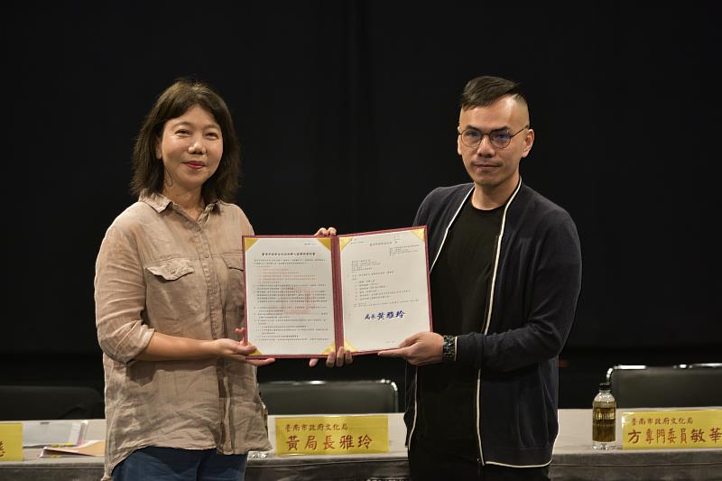 南市民族管絃樂團迎新局，陳柏元接任團長，帶領團隊走向跨域與共融。(左為臺南市政府文化局長黃雅玲，右為新任團長陳柏元)