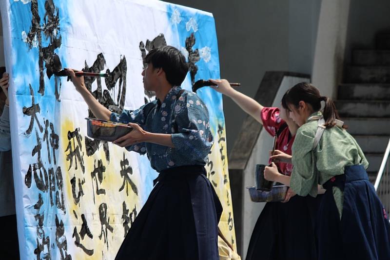 臺南古蹟國慶當日於延平郡王祠舉辦《書法活動 祈願台灣和平》，由日本長崎大學書法社帶來現場揮毫，並搭配臺南市民族管絃樂團現場演奏，展現書法與音樂交融的藝術魅力。