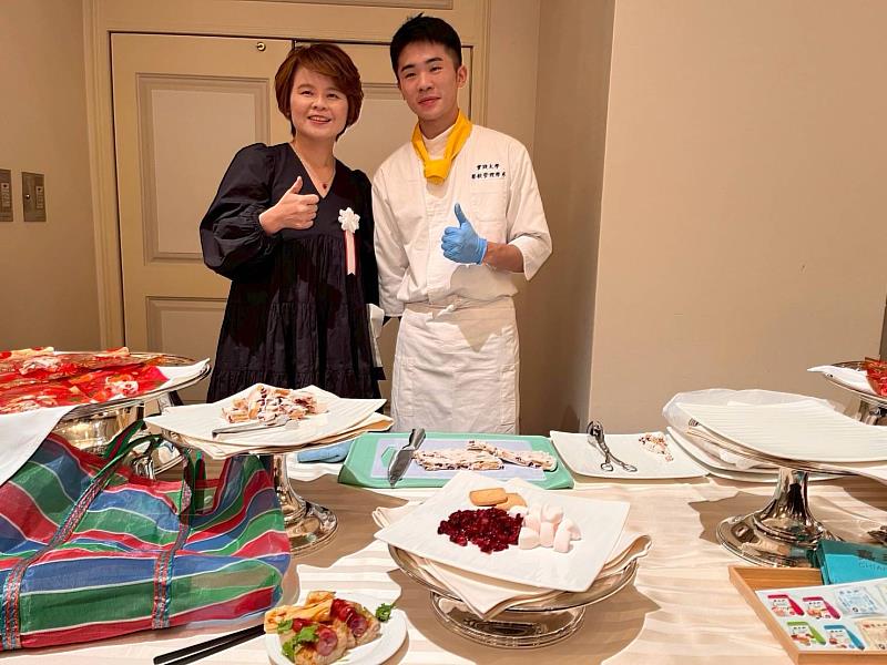 實踐大學餐飲管理學系大四學生楊承諳代表台灣擔任現場主廚，親手製作台灣特色甜點「雪Q餅」