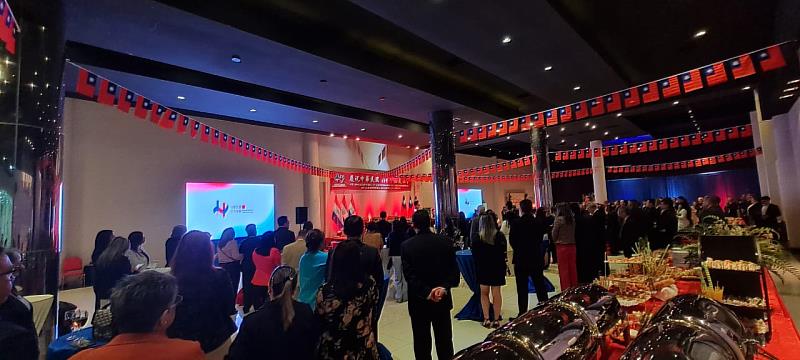 駐東方市總領事館於慶祝雙十國慶活動會場投映本年國慶主視覺畫面，增添典禮莊嚴與喜慶氛圍。