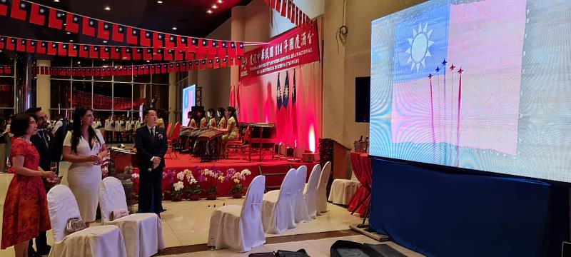 酒會現場播放我國慶影片《堅韌的台灣》，展現台灣過去一年在運動、科技、永續與文化等領域的傑出成就，體現台灣多元活力與自信，見證我國堅韌向前的力量。