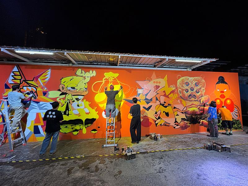曼谷塗鴉俱樂部展覽開幕現場藝術家即興創作（駐泰國代表處文化組提供）