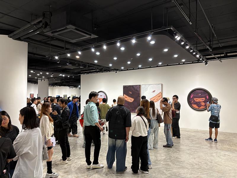曼谷塗鴉俱樂部展覽現場人潮眾多(駐泰國代表處文化組提供)