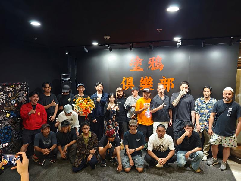 曼谷塗鴉俱樂部展覽開幕各國藝術家合影（駐泰國代表處文化組提供）
