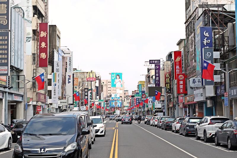 0_中山路兩側也懸掛國旗
