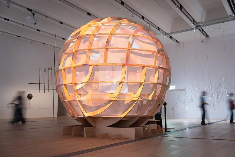 新北市美術館「建築的恐懼與療癒」展覽,集結16組國內外建築師與藝術家共同創作。
