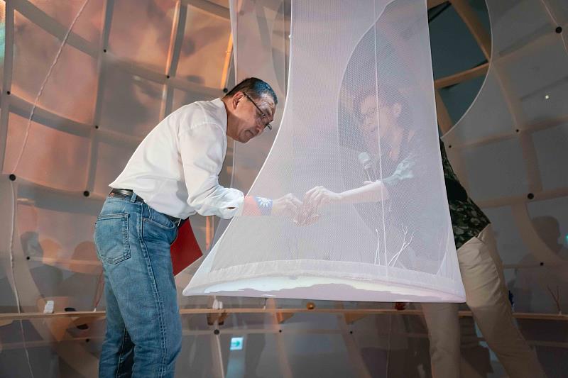 侯友宜市長參觀新北市美術館「建築的恐懼與療癒」展覽。
