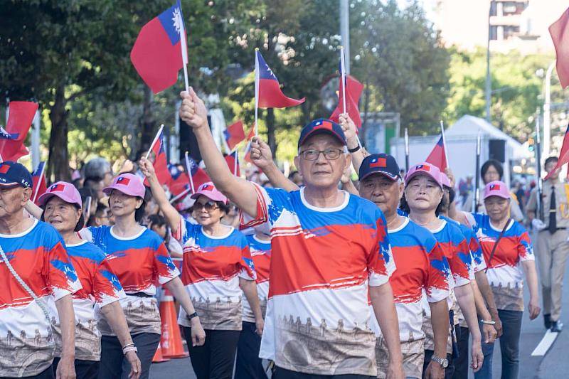 國慶日當天，市民朋友揮旗進場熱情參與。