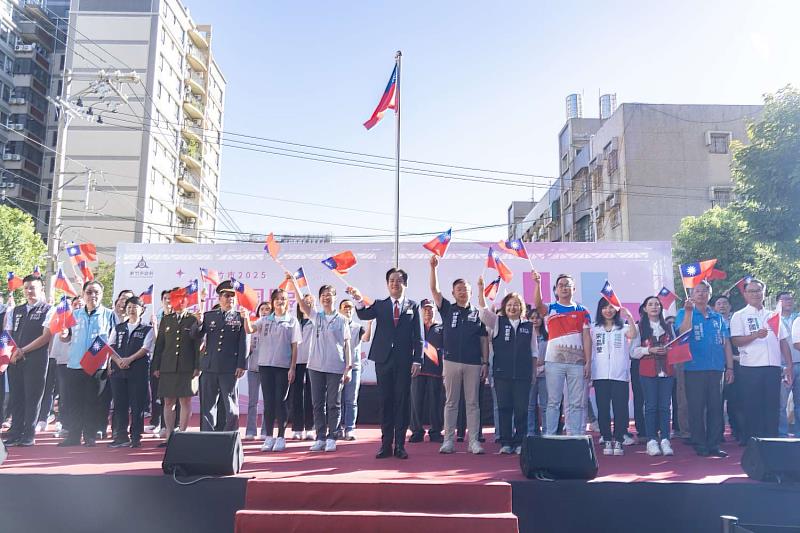 代理市長邱臣遠率領市府團隊共同慶祝中華民國生日