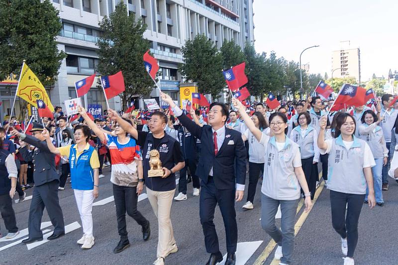代理市長邱臣遠率領市府團隊共同慶祝中華民國生日