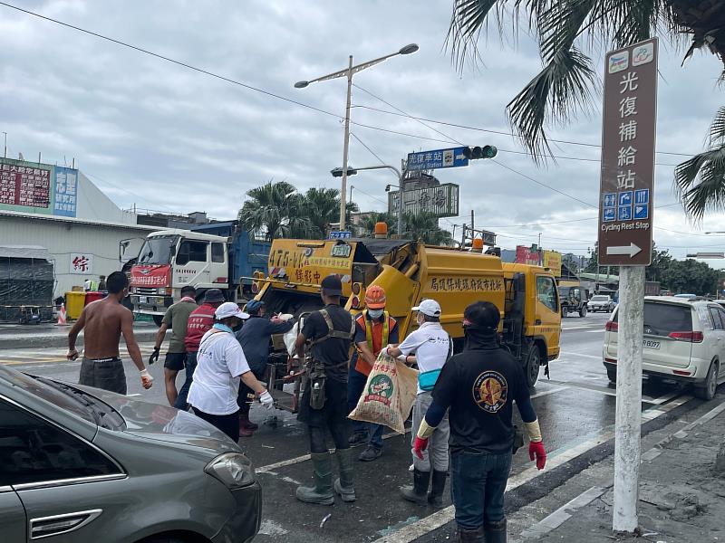 新北市環保局協助現場垃圾清運