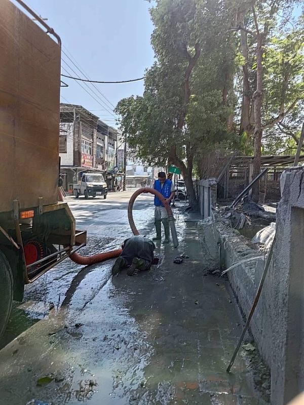 新北市水利局協助下水道清淤，疏通排水系統