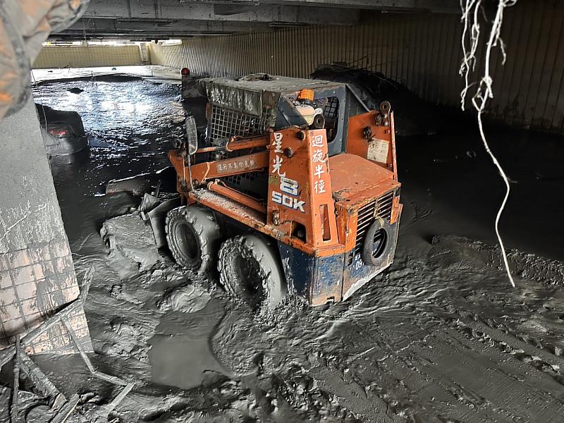新北市工務局機具協助地下停車場清理