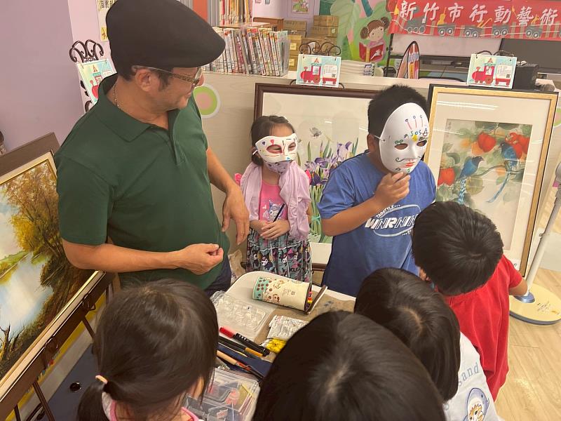 藝術家蔡栢松帶孩子創作臉譜
