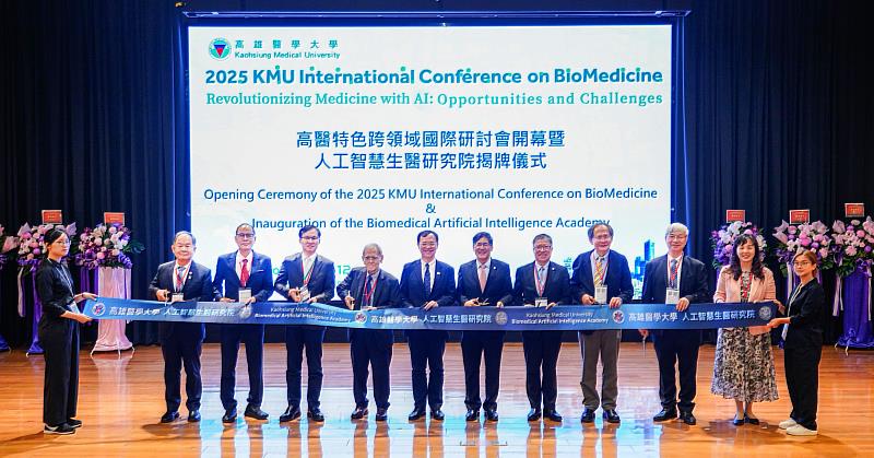 高醫大「人工智慧生醫研究院」揭牌剪綵(左起高醫大附設中和紀念醫院副院長陳芳銘、高醫大副校長黃友利、副校長林志隆、中研院院士吳成文、衛生福利部部長石崇良、董事長陳建志、校長余明隆、臺中榮民總醫院名譽院長陳適安、人工智慧生醫研究院院長盧鴻興、副校長周汎澔)