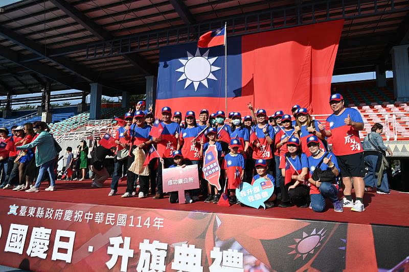 114年國慶 饒慶鈴帶領鄉親升旗 隆重莊嚴 展現全民向心力