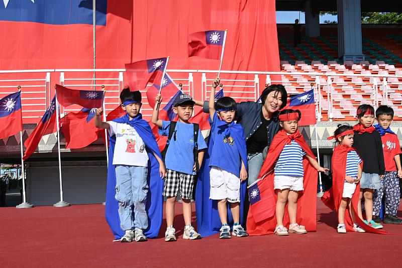 114年國慶 饒慶鈴帶領鄉親升旗 隆重莊嚴 展現全民向心力