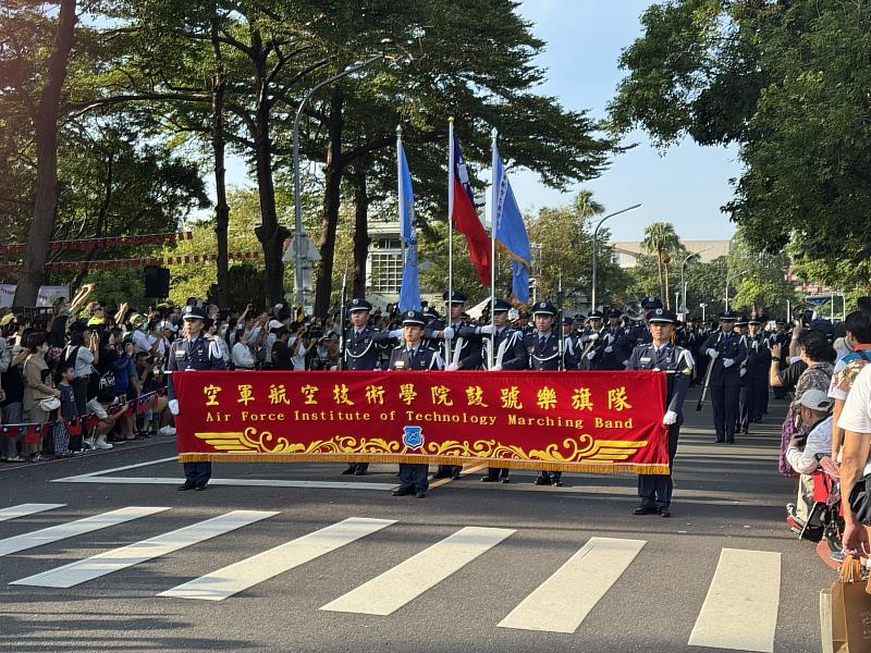 旗海飛揚慶雙十，水交社晴空藝術節國慶遊行盛大登場。