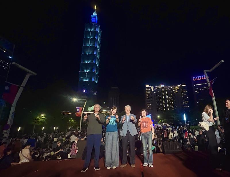 台新新光金合併後首秀 攜手台北101點亮國慶夜空(照片從左至右:新光人壽副董事長 洪士琪、台北101董事長 賈永婕、台新新光金控總經理 林維俊、台北101總經理 朱麗文。)