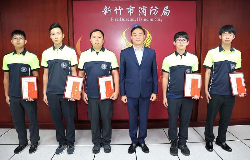 消防局長李世恭頒發感謝狀予勤務派遣科執勤員簡伯祐及香山分隊消防員鄭暐翰、陳宏軒、李柏毅、吳駿沅。