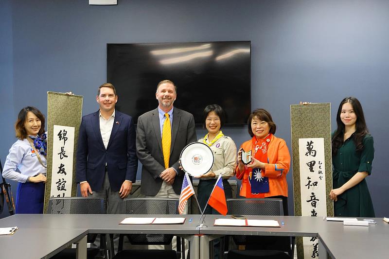 0 黃敏惠市長與雪城市長(左二)Walsh共同見證嘉大附小簽署姐妹校 (2)_0