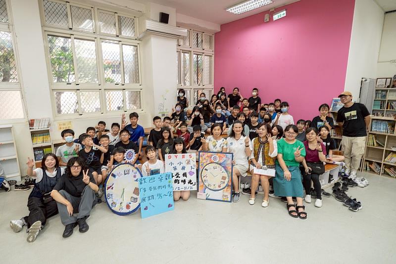 東園國小《享受我的時光》開幕式大合照。