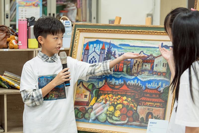 東園國小策展人介紹新竹前輩藝術家鄭世璠之畫作-風城斯吧。