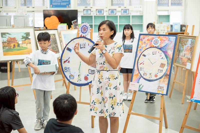 東園國小校長曾彩蓮於開幕式鼓勵小小策展人。