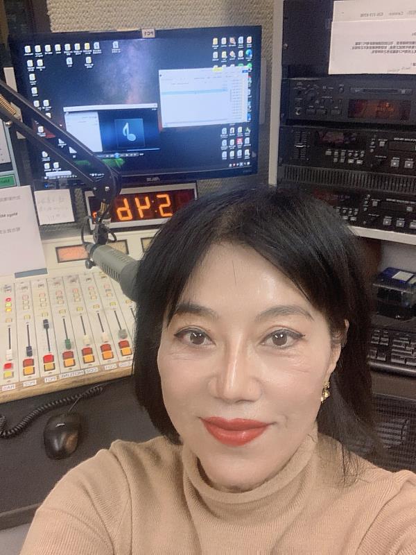 美國洛杉磯KAZN AM1300中文廣播電臺節目《盼盼當家》主持人校友黃盼盼專訪世新大學校長陳清河。（世新大學提供）