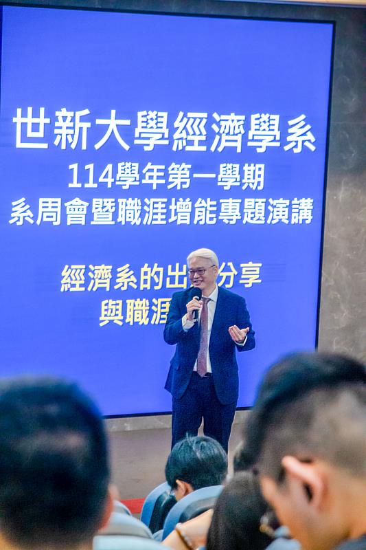 高一誠勉勵世新學弟妹專注於難以被取代的專業能力。（世新大學提供）
