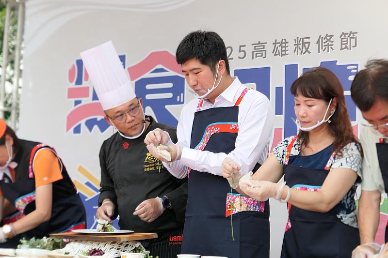 圖3 邱副主委今日化身一日主廚，與總舖師阿奇師一同製作創意料理「粄條石榴包」