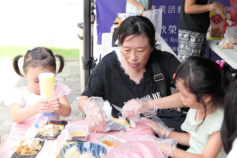 圖4 現場規劃米食DIY體驗，讓大小朋友都能親手體驗「做粄食」的樂趣