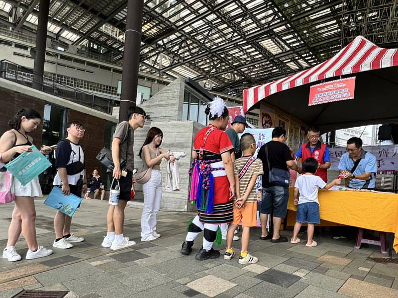 (圖二)新北消防政風主任林三龍(左一)與熱情參與活動民眾廉政有獎徵答
