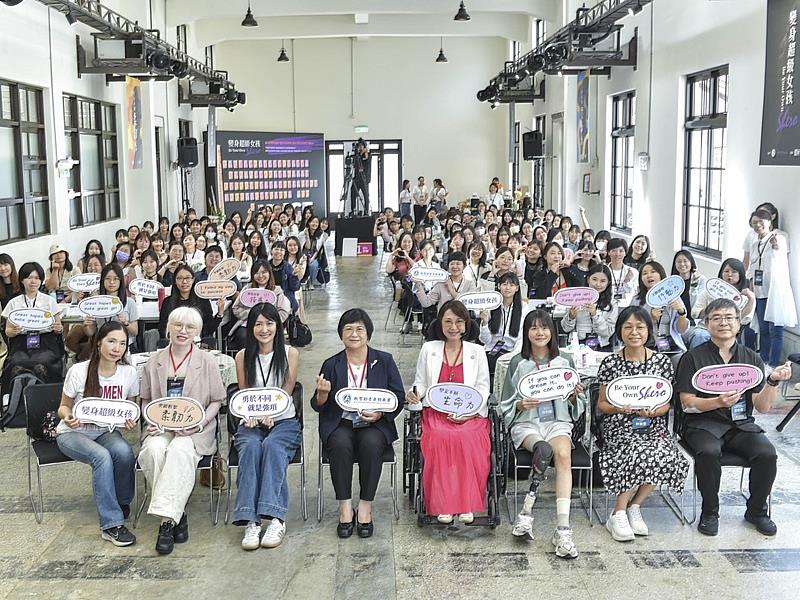 教育部青年發展署在10月11日「臺灣女孩日」，於瓶蓋工廠臺北製造所舉辦「變身超級女孩—歷屆女培學員交流分享會」，擔任上午場講師的基隆市社會處處長楊玉欣（右4）、國立清華大學同學沈利倩（右3）及青年署青諮委員鄭佩純（左2），與青年發展署署長陳雪玉（左4）、女培營學員合影。