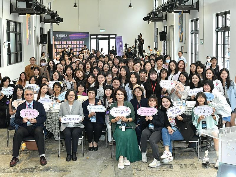 蔡英文前總統（前排左二）在「變身超級女孩—歷屆女培學員交流分享會」上，與上百名女培營學員互動熱絡。