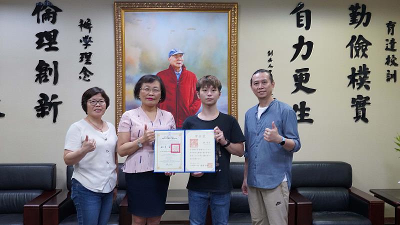 育達科技大學吳菊校長親頒觀光休閒管理系鍾奇宏同學學位證書