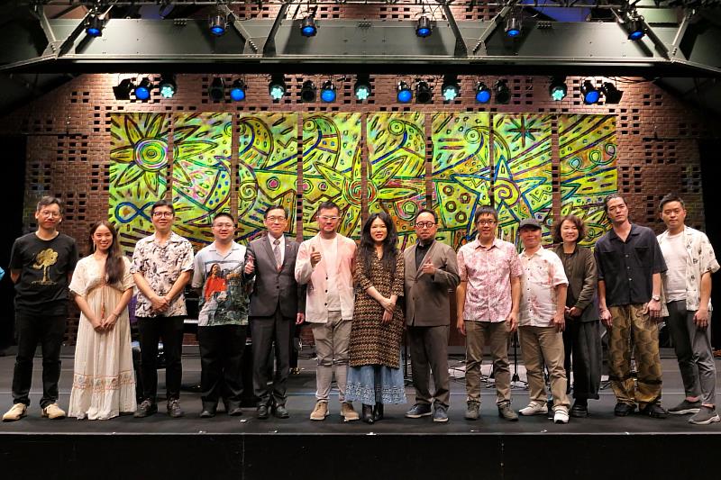 文化部駐日臺灣文化中心主任曾鈐龍(右6)、駐橫濱辦事處處長范振國(左5)與許郁瑛(左7)帶領的「Elektrikkkk_5」樂團及蘇聖育(左6)領軍的「臺味爵醒」樂團於演後合影(臺灣文化中心提供)
