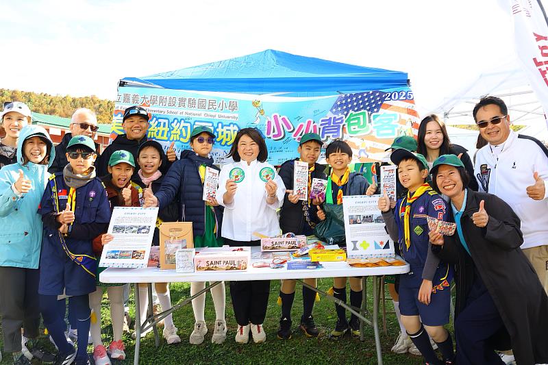 黃敏惠市長與嘉大附小孩子們合影