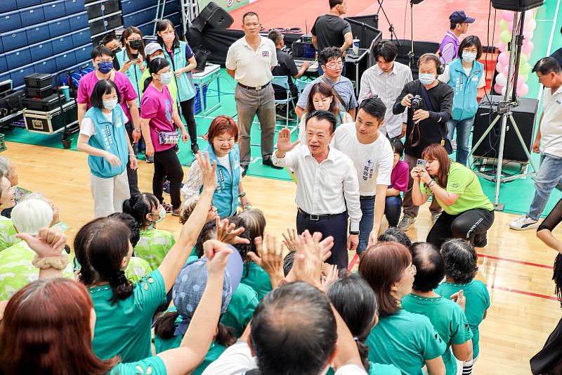 嘉義縣長青才藝運動展演會,全場嗨跳「台灣尚勇」應援舞