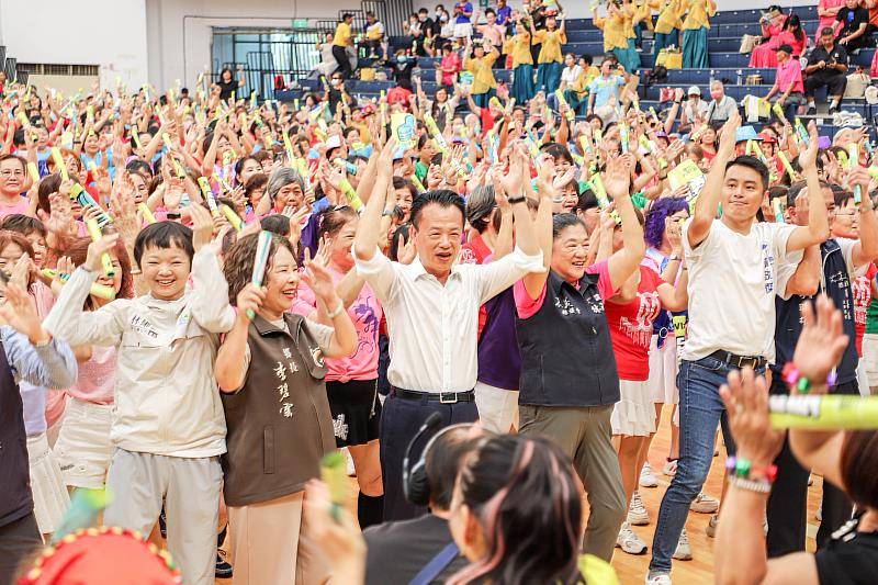 嘉義縣長青才藝運動展演會,全場嗨跳「台灣尚勇」應援舞