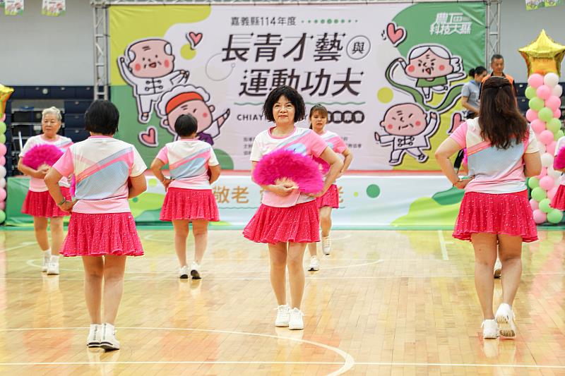 嘉義縣長青才藝運動展演會,全場嗨跳「台灣尚勇」應援舞