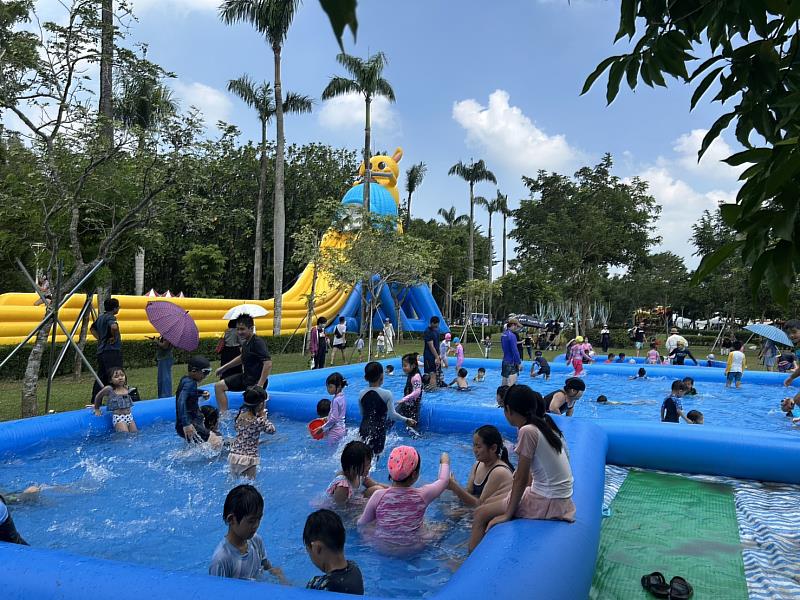 山上水道博物館今年適逢六週年館慶，規劃夏浪季活動打造100公尺的滑水道成功吸睛，同時帶動山區左鎮化石館及噍吧哖文化園區等景點。