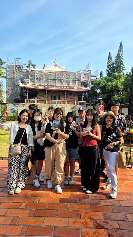 臺南古蹟區推出「三人同行、一人免費」與「入園贈火鶴花」等國慶限定活動，吸引入園人潮湧入。