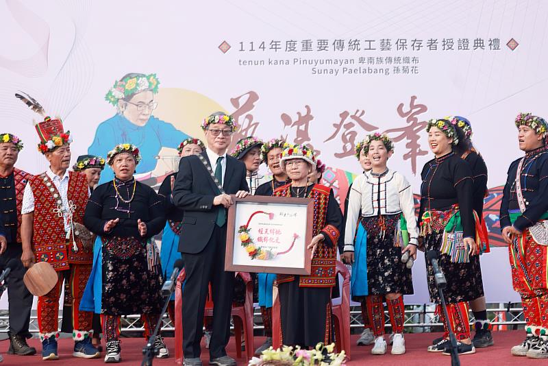 族人以歌謠向Sunay Paelabang孫菊花表達最動人的讚頌與致敬。